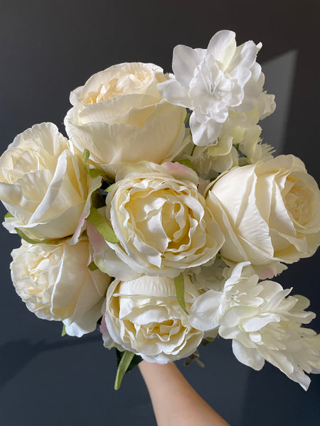 Diana large Bunch Roses  (cream/champagne)