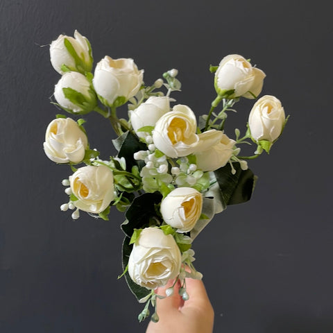 Mini rose Bunch cream closed bud