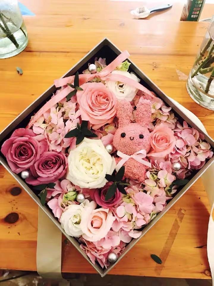 Pink square cardboard Box centerpiece For Flowers